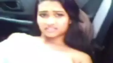 Hindi sexy babe enjoyed in the backseat