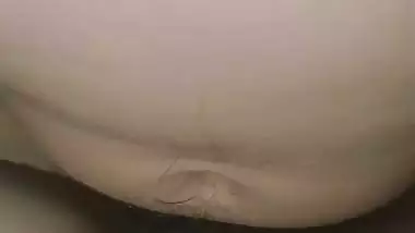 Amateur guy bangs his GF’s tight, hairy pussy and cums