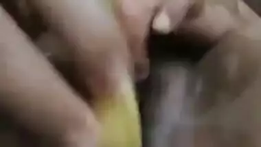 Solo MMS video of naughty Desi wife sticking a banana into XXX slit