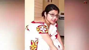 Sexy desi Deep Cleavage Expose Captured