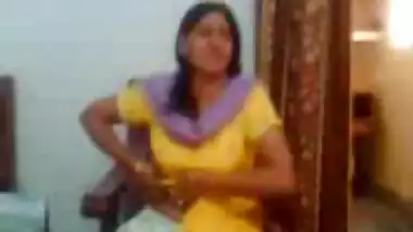 Indian sex video of an Indian aunty showing her big boobs