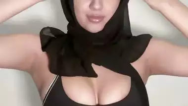 A Karachi girl enjoys a dildo in the Pakistani sex MMS