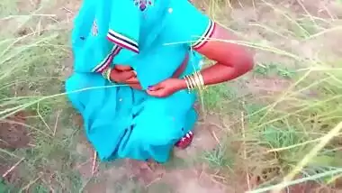 Desi village aunty show her nude body outdoor