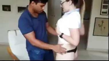 Desi sex video of white girl engulfing 10-pounder on voyage of India