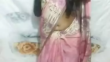 Bhabhi Shows her Boobs