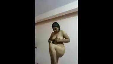 Hindi porn mms of sexy aunty exposed her asset on demand