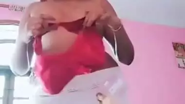 Swathi Naidu Covering Boobs With New Blouse