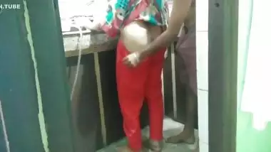 Hot Bhabhi Ko Kitchen Se Room Mai Choda