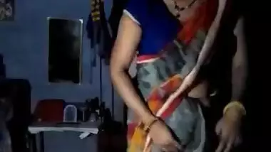 Stunning Desi beauty in sari flashes her XXX snatch in MMS video