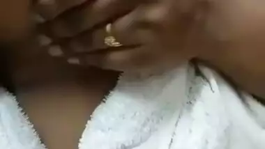 Desi Aunty Showing Her Big Boobs