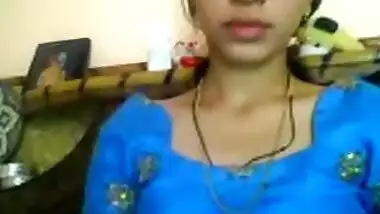 Desi girl shows boobs.