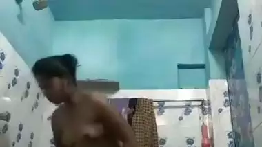 Recording her bath session