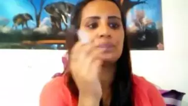 Desi Horny Aunty smoking n showing everythng 