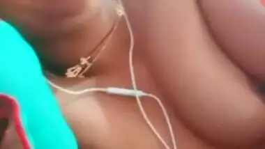 Sexy Desi Bhabi Showing boobs and Pussy On Video Call New Leaked MMS