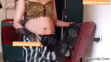 Indian sexy babe fingering her hot pussy