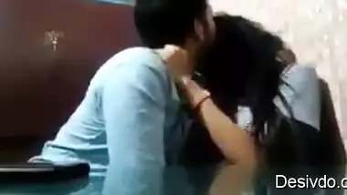 desi cpl kissing hard in cafe