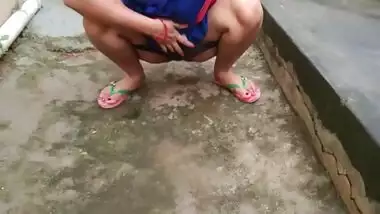 Maid In Saree Outdoor Public Pissing Fingering During Period