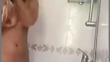 Young babe completely nude bathing video