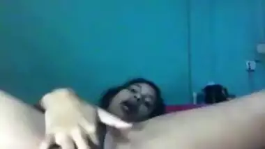 Desi Girl Masturbates For The FIRST TIME