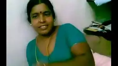 Big boobs Indian bhabhi feeling shy to expose boobs