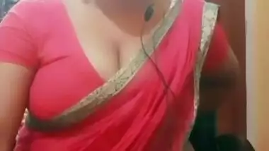 Desi soooo hooot married Aunty in Red saree wat a Figure