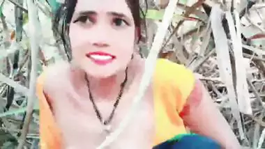 Sexy Village Bhabhi Gets Hot Sex in Sugarcane Field