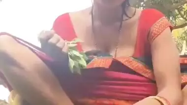 A Bihari lady takes a wooden thing in her cunt