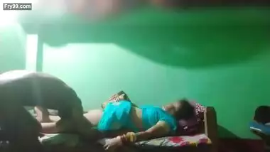 Desi bhabhi ki romantic chudayi with her brother friends