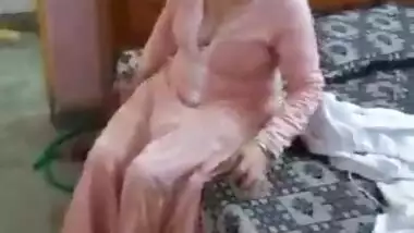 Sexy Pakistani Aunty Peeing And Cleaning