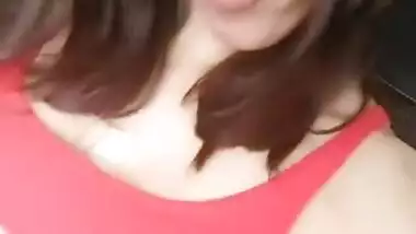 Desi hot girl show her boob selfie cam video on car