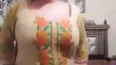 Laila Bhabi Lifting Salwaar and showing navel, Deep deep cleavage..Boobs shake