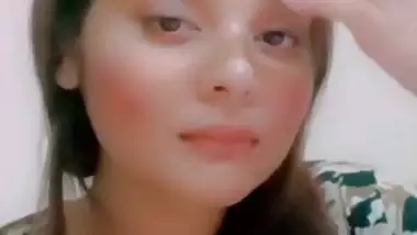 Beautiful big melons showing desi girl selfie viral clip