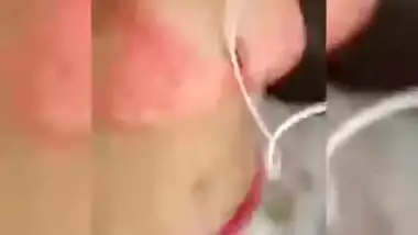 Manager can see Indian girlfriend's boobs thanks to the video call