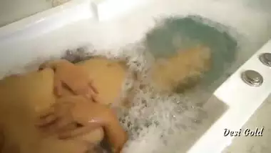 Rich Indian Bhabhi Masturbate With Fun in Bathtub