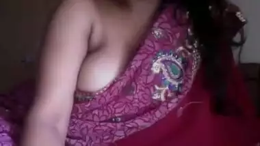 Classy Desi camgirl flashes her natural boobs during XXX show at home