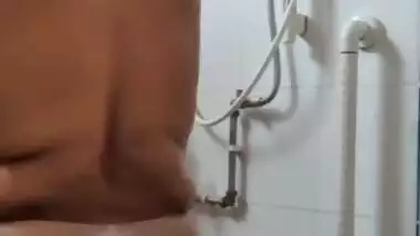 BBW Indian milf aunty bathing vdo