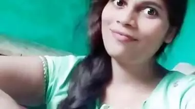 Cute Desi Girl Showing Boobs and Pussy Part 1