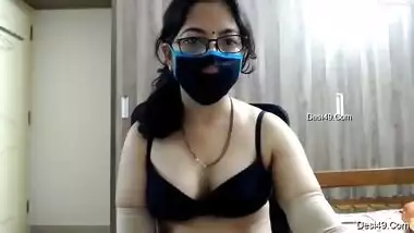 Today Exclusive- Sexy Desi Bhabhi Showing Her Boobs And Masturbating On Live Show Part 2