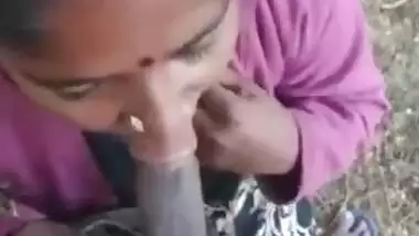 Desi Indian slut giving blowjob outdoors