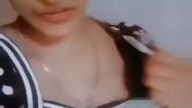 Indian college girl boob show selfie viral MMS