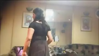 paki wife dacing for her hubby