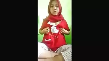 Cute hijabi girl fing