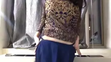 Desi lady takes off dress knowing that a lot of XXX guys want sex with her