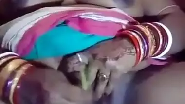 Local Desi Mami Masturbating Using Brinjal Inside Pussy