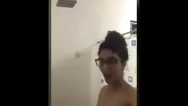 Hot sexy figured cute Paki girl leaked nude bathing video