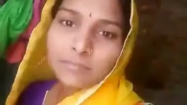 Dehati Indian lady flaunts her wet pussy