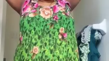 Desi sexy aunty open her dress