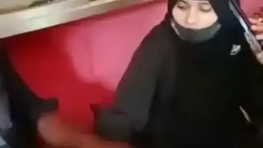 Hijabi girl riding dick in photo studio sex MMS