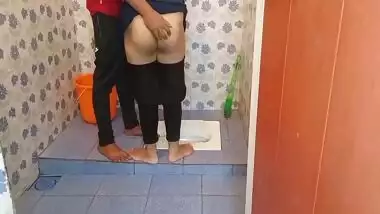 Bathroom Ki Safayi Kar Rhi Bhabhi Ko Pakad Ke Choot Chodi