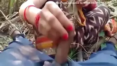 Indian Hot Bhabhi Ko Ganne Ke Khet Me Pakadke Choda